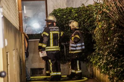 Stuttgart Bad Cannstatt: Brand in Messiwohnung fuehrt zu Grosseinsatz der Feuerwehr